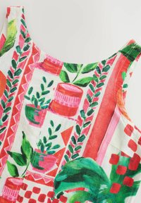 Kleurrijke stof met een bloemenpatroon met potten en bladeren, voornamelijk in groen, rood en roze; gladde textuur, mouwloos ontwerp.