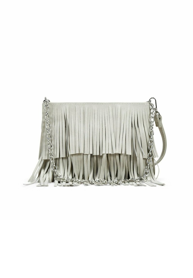 Bolso de mano de flecos hecho de faux cuero gris claro. Presenta una correa de cadena de metal plateado, un cierre de cremallera y un detalle de flecos en capas.