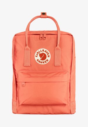 Sac à dos corail en tissu durable, avec une poche avant, des poignées supérieures doubles et un écusson logo circulaire avec un design de renard.