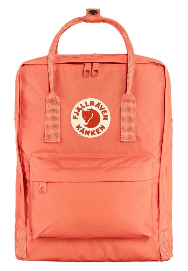 Sac à dos corail en tissu durable, avec une poche avant, des poignées supérieures doubles et un écusson logo circulaire avec un design de renard.