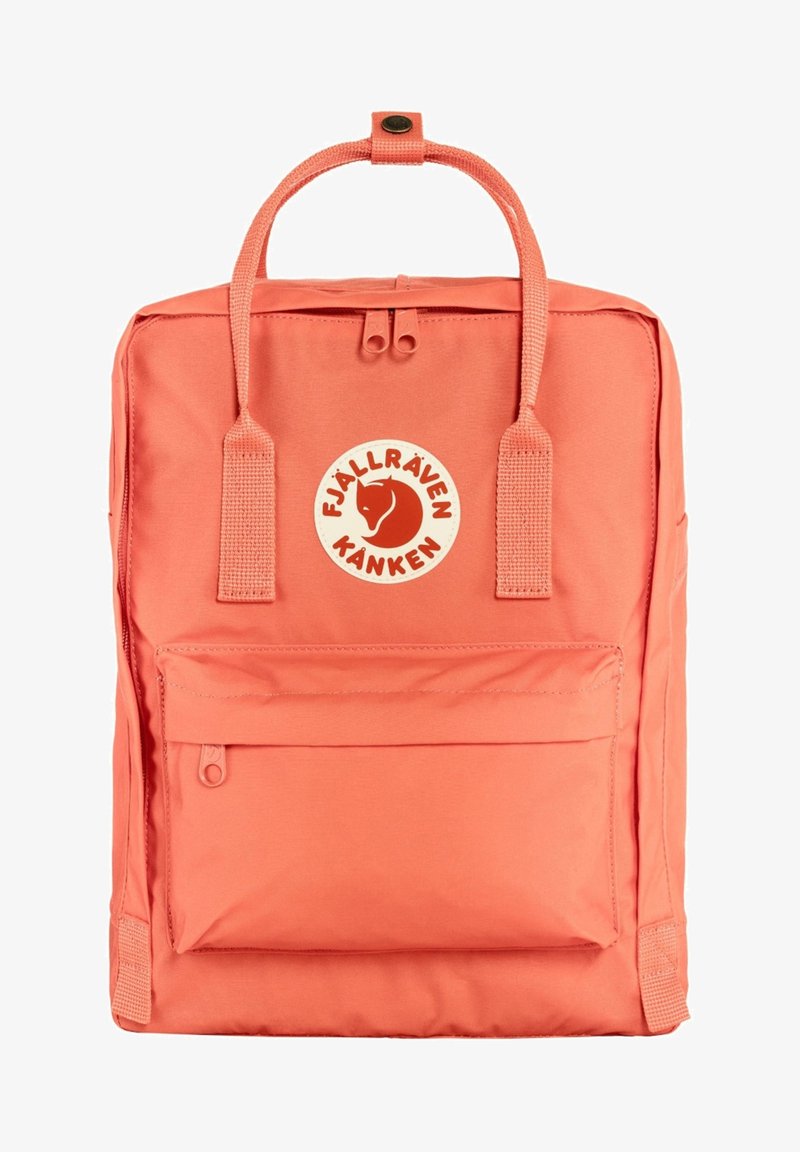 Mochila de color coral hecha de un tejido resistente, que cuenta con un bolsillo frontal, dos asas superiores y un parche de logo circular con un diseño de zorro.