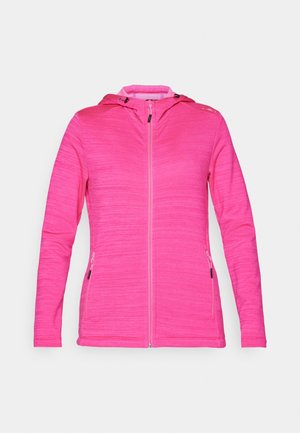 Chaqueta con capucha rosa de tejido texturizado, con cremallera frontal completa y bolsillos laterales con cremallera; cuenta con un diseño ajustado y mangas largas.