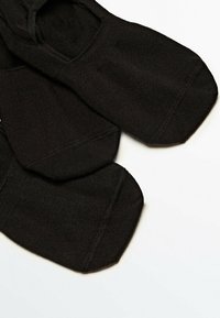 Schwarze Knöchelsocken aus einem strukturierten Stoff, mit einer runden Zehenpartie und einem tiefen Schnitt für diskreten Tragekomfort.