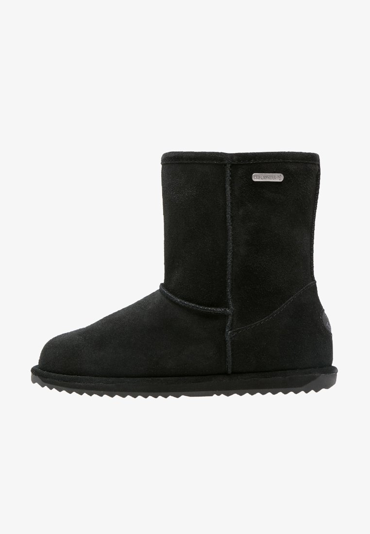 Stivale alla caviglia in suede nero con punta arrotondata, etichetta impermeabile sul lato e suola in gomma testurizzata con un motivo a zigzag.