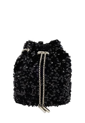 Czarna torba na sznurku z cekinami o gładkiej fakturze, srebrnymi elementami i dwoma metalowymi akcentami na sznurkach, kompaktowy i cylindryczny kształt.