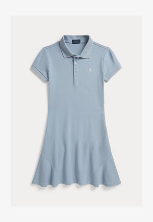 Lyseblå kortermet polokjole med krage, tre knapper, utsvingt nederkant og liten hvit brodert logo på venstre bryst.