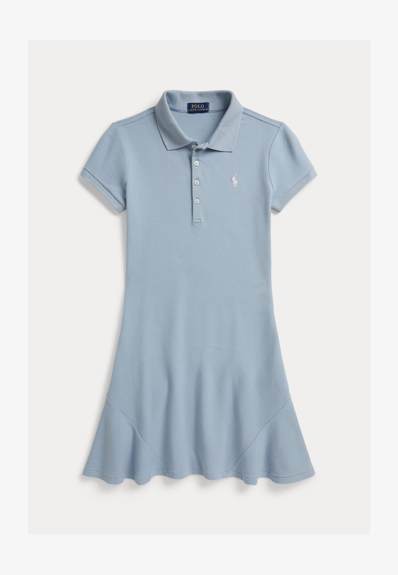 Ανοιχτό μπλε κοντομάνικο φόρεμα πόλο με γιακά, τρία κουμπιά, φαρδύ τελείωμα και μικρό λευκό κεντητό λογότυπο στο αριστερό στήθος.