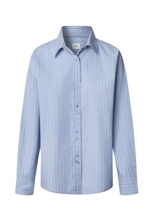 Chemise boutonnée bleu clair en coton, ornée de rayures verticales rouges, avec des manches longues et un col classique.