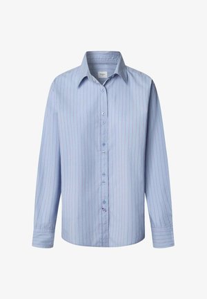 Camisa de botones azul claro de algodón, con rayas rojas verticales, mangas largas y un cuello clásico.