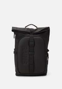 Schwarzer Rolltop-Rucksack aus wasserabweisendem Material. Verfügt über verstellbare Träger, eine vordere Reißverschlusstasche und ein geprägtes Logodesign.