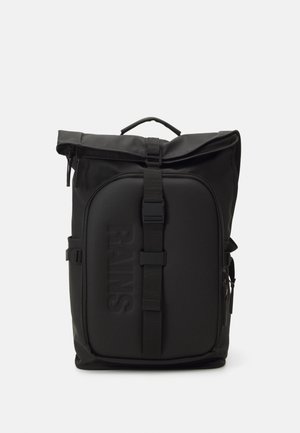 Czarny plecak typu roll-top wykonany z materiału wodoodpornego. Posiada regulowane paski, przednią kieszeń na zamek oraz wytłoczone detale z logo.