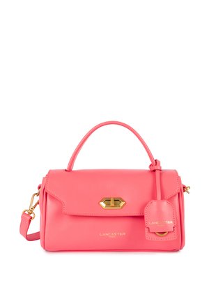 Sac à main en cuir rose avec un design structuré, quincaillerie dorée, poignée supérieure et étiquette amovible portant un logo en relief.