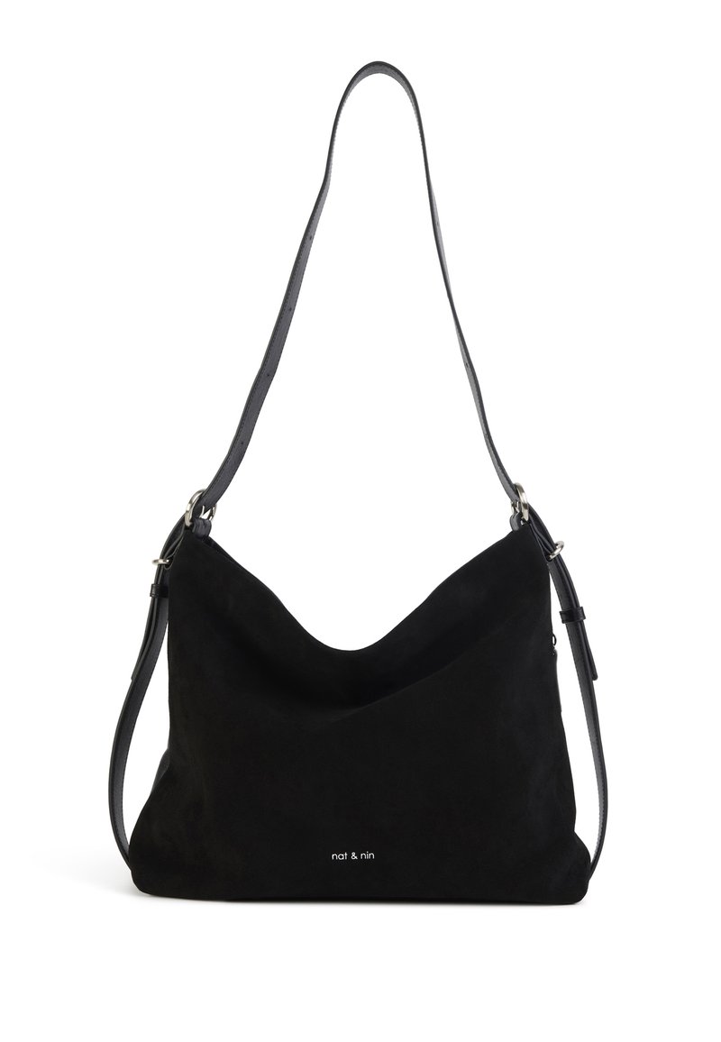 Musta mokkanahkainen olkalaukku, jolla on pehmeä ja rento muoto, varustettu pitkällä säädettävällä hihnalla ja hienovaraisella logolla alareunassa.