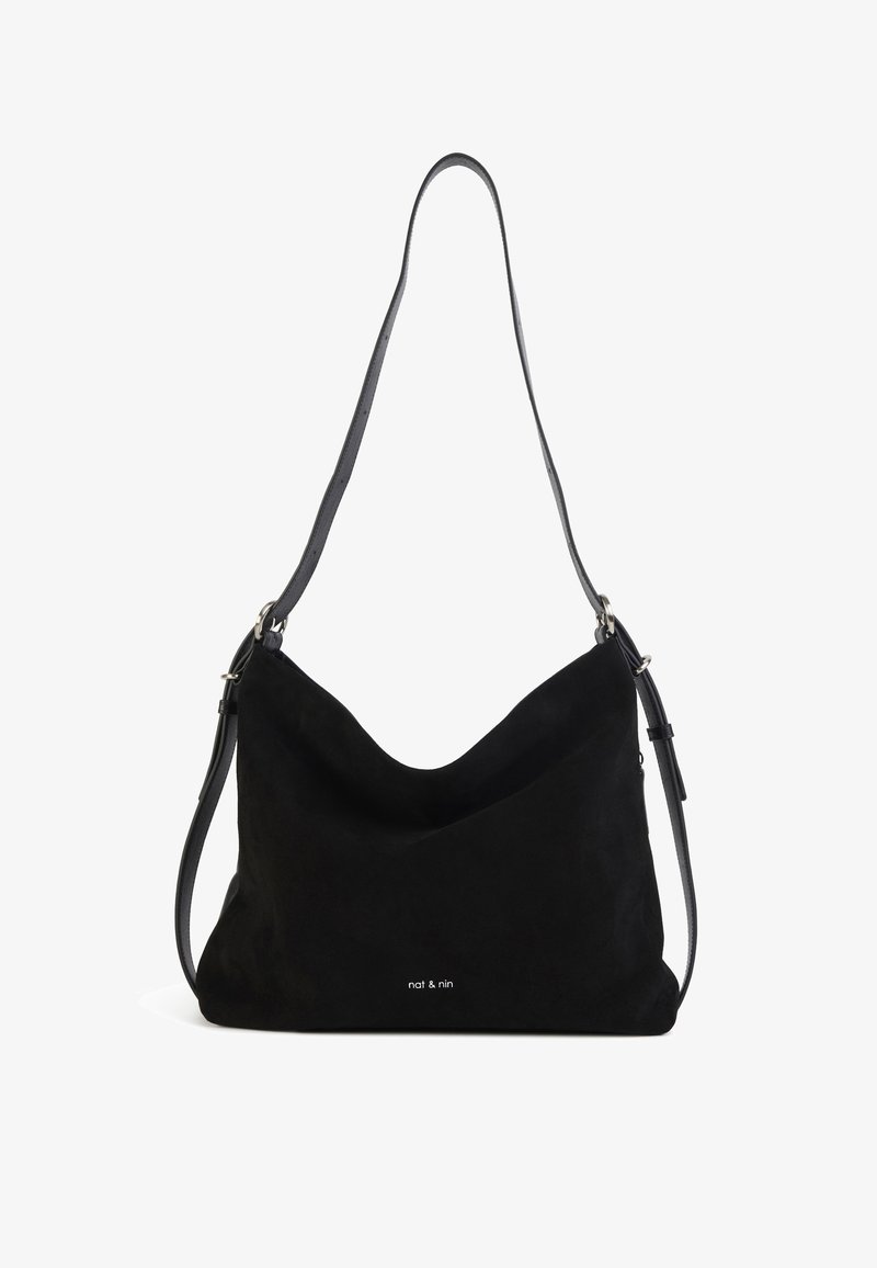 Musta mokkanahkainen olkalaukku, jolla on pehmeä ja rento muoto, varustettu pitkällä säädettävällä hihnalla ja hienovaraisella logolla alareunassa.