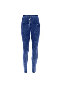 Høyt liv denim leggings i en middels blå vask med en falmet tekstur, med tre frontknapper og sidelommer.