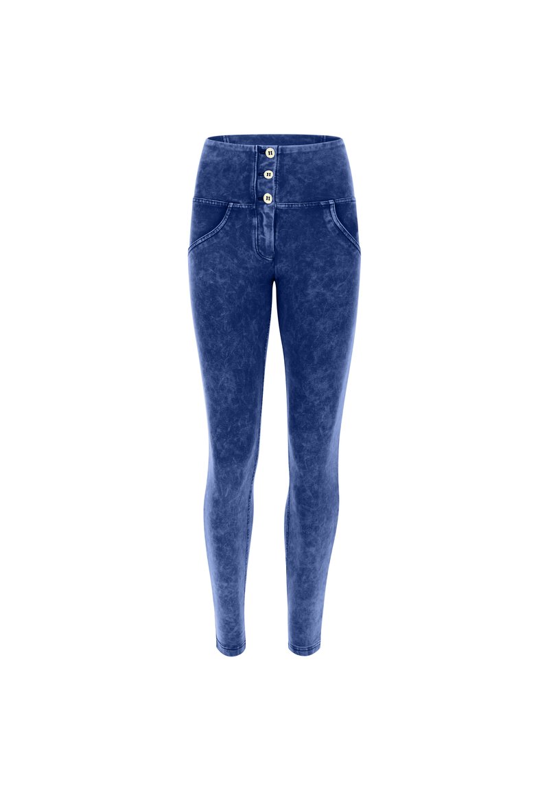 Høyt liv denim leggings i en middels blå vask med en falmet tekstur, med tre frontknapper og sidelommer.