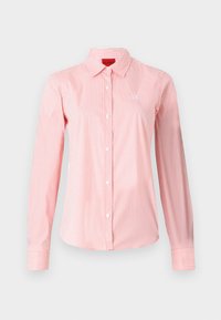 Lange mouwen, lichtroze overhemd met witte strepen; het colbertontwerp heeft een subtiele logo op de borst en klassieke knoopsluiting.