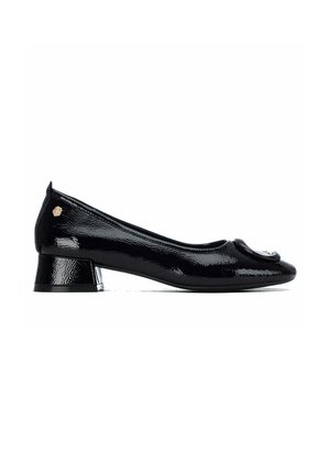 Zapato negro de charol con tacón bajo, puntera redondeada y detalle decorativo dorado en el lateral y la parte delantera.