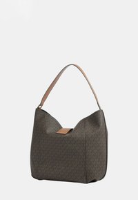 Borsa tote marrone Michael Kors con motivo monogram e singolo manico a spalla color cuoio su sfondo bianco.