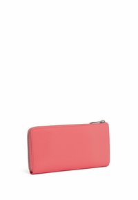Portafoglio rosa texturizzato con forma rettangolare, dotato di chiusura a zip liscia e design minimalista. Senza logo o decorazioni visibili.