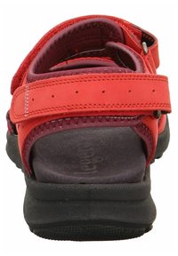 Sandal roja con múltiples correas ajustables, plantilla acolchada y suela negra texturizada. Diseñada para la comodidad y el apoyo.