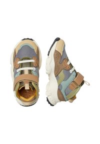 Sneaker colorati che presentano una combinazione di materiali grigi, marroni e verdi, con una suola testurizzata, lacci e una fascia per una vestibilità sicura.