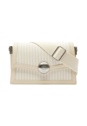 Sac bandoulière rectangulaire crème avec devant texturé, fermoir rond argenté et large bandoulière en tissu réglable.