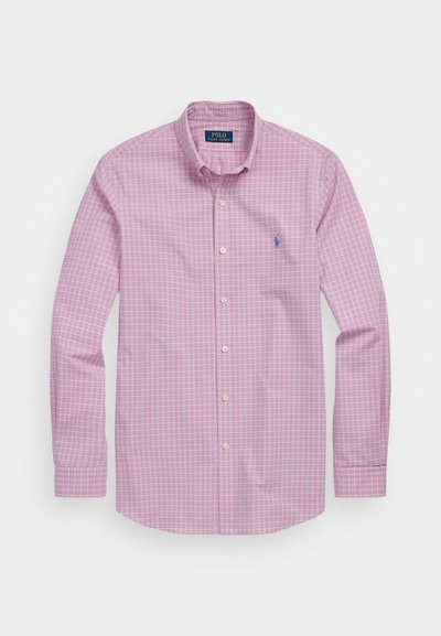 Camisa de manga longa em padrão xadrez rosa e branco com gola de botão e logótipo bordado azul no peito. Tecido de algodão, corte regular.