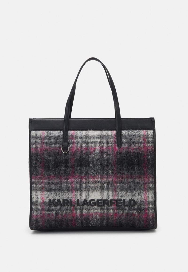 Sort læder- og ternet mønster tote taske med uldtekstur. Har et logo ved bunden og to solide håndtag til bæring.