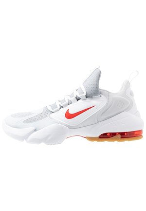 Biało-szary sneaker Nike Air Max z czerwonym logo Swoosh i widoczną czerwoną poduszką powietrzną w podeszwie, widziany z zewnętrznej strony.