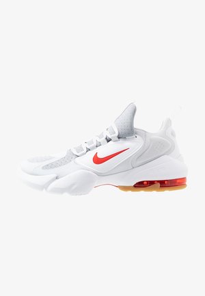 Baskets Nike Air Max blanches et grises avec un logo swoosh rouge et une semelle avec coussin d'air rouge visible, vues de côté extérieur.