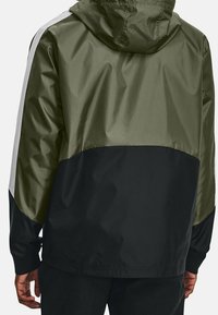 Under Armour Vindjacka - green