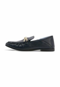 Mocassini in pelle blu navy con un nodo decorativo dorato sulla parte anteriore, presentano una punta arrotondata e una suola piatta per un look casual.