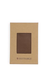 Bruine stofstaal weergegeven in een rechthoekige kartonnen verpakking met een doorzichtige voorkant. De merknaam "Suitable" gedrukt aan de onderkant.