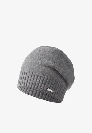 Szara wełniana czapka z prążkowaną fakturą u dołu i gładkim wierzchem, z małą metalową metką po boku.