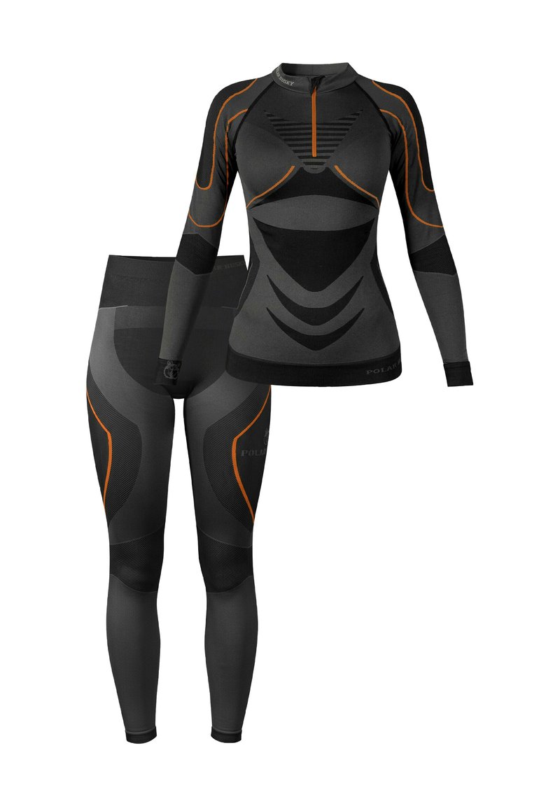 Kompressionssportbekleidung in Schwarz mit orangefarbenen Akzenten. Langarm-Oberteil mit Viertelreißverschluss und strukturiertem Design; enganliegende Leggings.