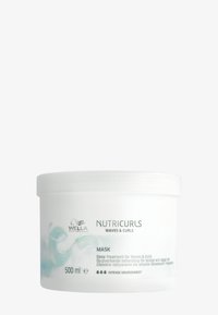 Conteneur rond blanc du traitement Wella Nutricurls, avec des accents et du texte bleus. Capacité : 500 ml. Texture lisse avec un motif de vagues subtil.