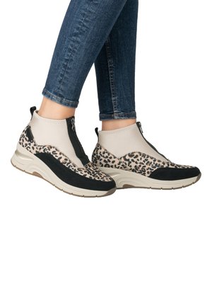 Sneakers med leopardmønster i gråt strækstof, sorte ruskindsdetaljer og en lynlås. Designet med en tykk hvid sål for komfort.