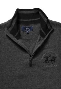 Grå zip-up-tröja med en svart randig krage. Har en broderad logotyp som föreställer två hästryttare. Tillverkad av mjukt texturerat tyg.