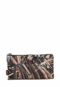 Cartera con cremallera en piel, que presenta un patrón geométrico en tonos beige, marrón y negro. Acabada con herrajes plateados y un logo.