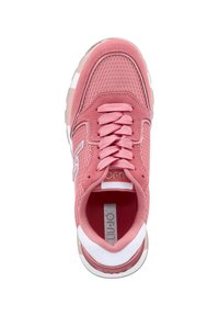Scarpa sportiva in mesh rosa con lacci abbinati, collo imbottito, accenti bianchi, suola imbottita e un motivo testurizzato sulla parte superiore.