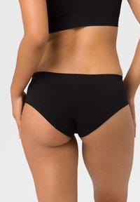 Schwarze Baumwollunterwäsche im Bikini-Stil mit glattem Bund, minimalen Nähten und passgenauer Passform.