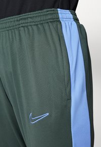 Nike Performance ACADEMY PANTS - Donji dijelovi trenirke - vintage green/royal pulse
