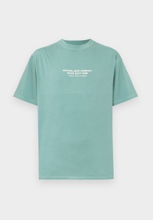Világos mentazöld póló, amely puha anyagból készült. Rövid ujjú és kerek nyakkivágású. Fehér színnel van nyomtatva: "RIPCURL SURF COMPANY SINCE SIXTY NINE".