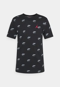 Camiseta de algodón negra con repetidos logotipos en blanco "JUMP MAN" y una silueta rosa de Air Jordan en el pecho, diseño de cuello redondo.