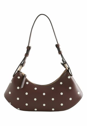 Bruine schoudertas in halve maanvorm met witte stippen, gouden ritssluiting en verstelbare band met gespsluitingen.