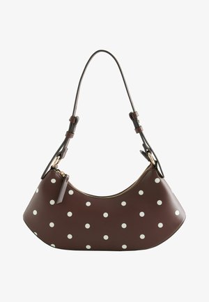 Braune, halbmondförmige Schultertasche mit weißen Polka-Dots, goldenem Reißverschluss und verstellbarem Riemen mit Schnallenverschluss.