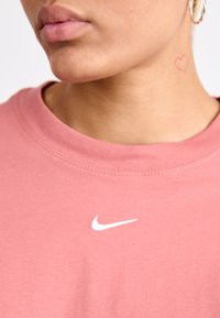 Nike Sportswear TEE - Βασικό μπλουζάκι - canyon pink