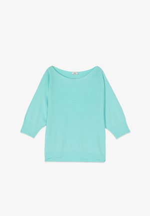 Hell-türkisfarbener, gestrickter Pullover mit dreiviertellangen Ärmeln sowie gerippten Bündchen an Ärmeln und Saum, flach auf einem weißen Hintergrund liegend.