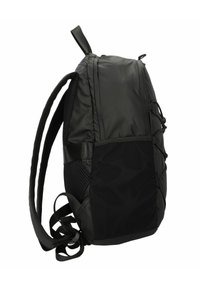 Sac à dos noir avec un tissu texturé, poche latérale en maille, bretelles ajustables et accents en cordon élastique. Design compact et épuré.